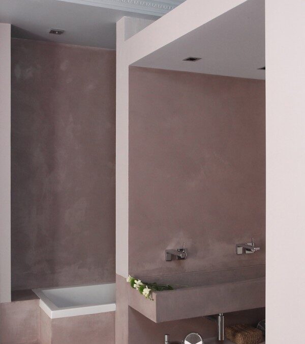 egy modern párizsi lakás fürdője..